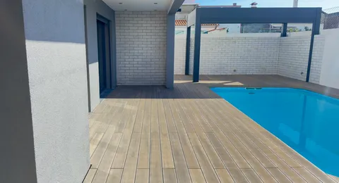 Tarima composite CDECK — Borde de piscina, color Natural Beech