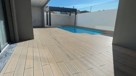 Tarima composite CDECK — Borde de piscina, color Natural Beech