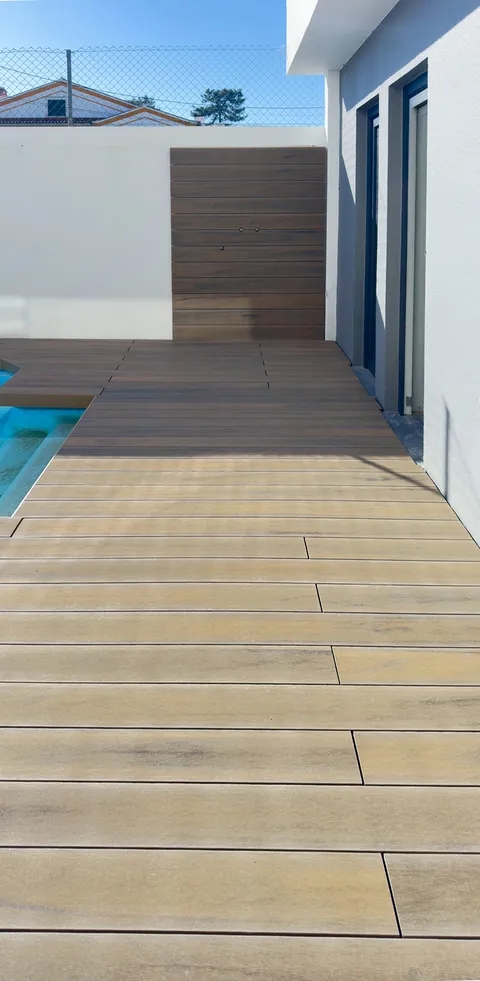 Tarima composite CDECK — Borde de piscina, color Natural Beech