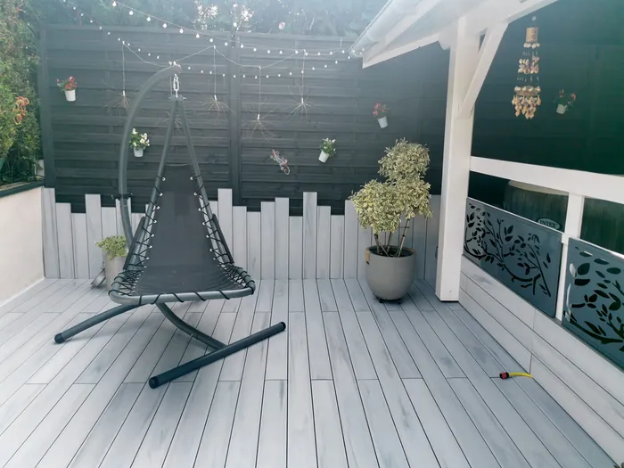 Terrasse CDECK WUUDE® Nordic Oak avec fauteuil suspendu, à Montréal-la-Cluse dans l'Ain.