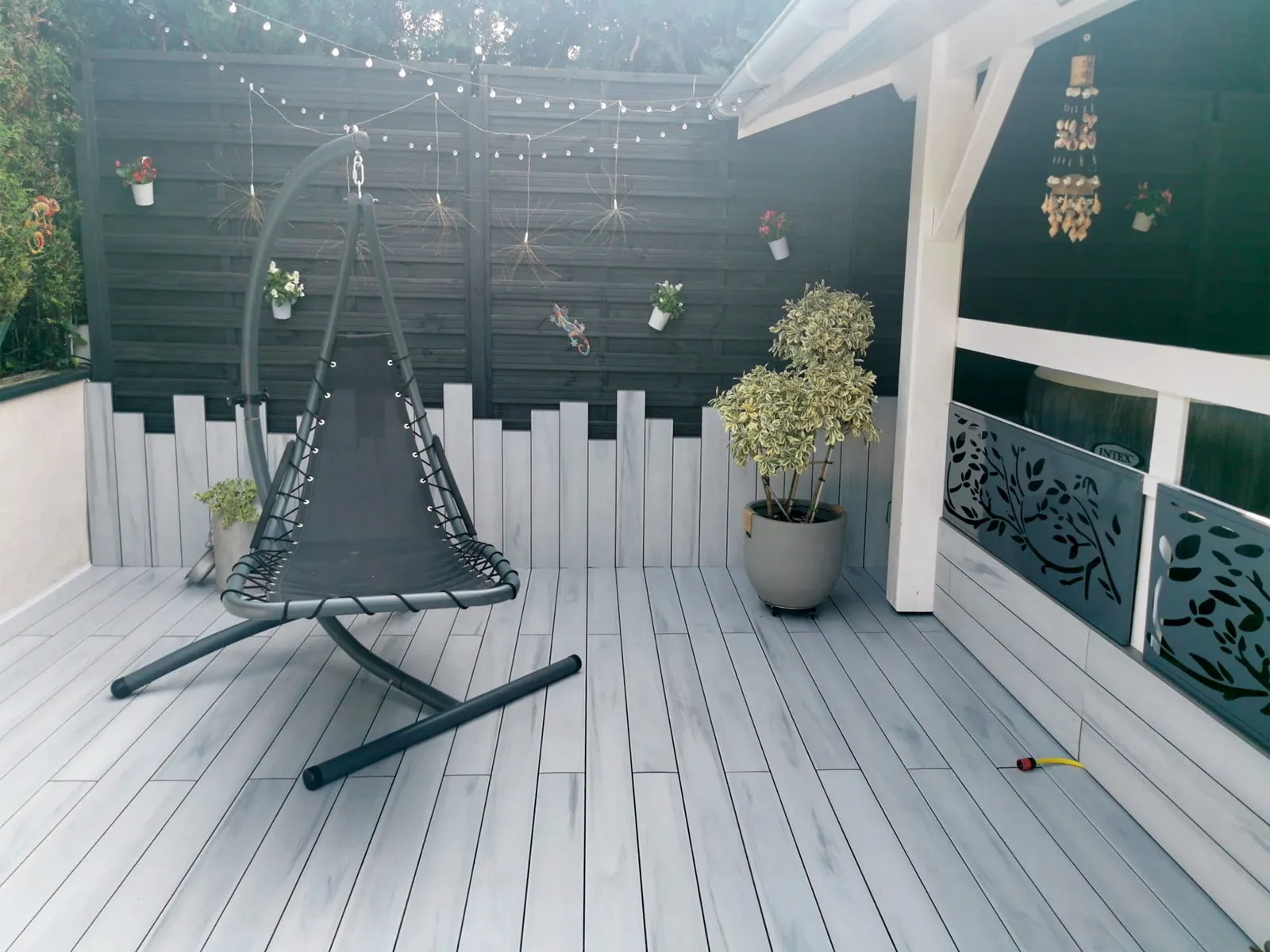 Terrasse CDECK WUUDE® Nordic Oak avec fauteuil suspendu, à Montréal-la-Cluse dans l'Ain.