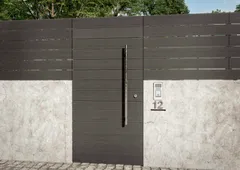 Vedação em compósito CFENCE®, cor Negro: portão e vedação sobre muro, à entrada de uma moradia