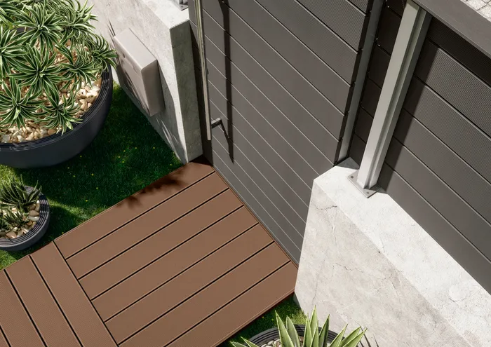 Vedação CFENCE® cor Negro sobre um muro, com os postes de fixação à vista