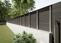 Vedação em compósito CFENCE®, cor Negro: vedação sobre muro, ao longo de um jardim