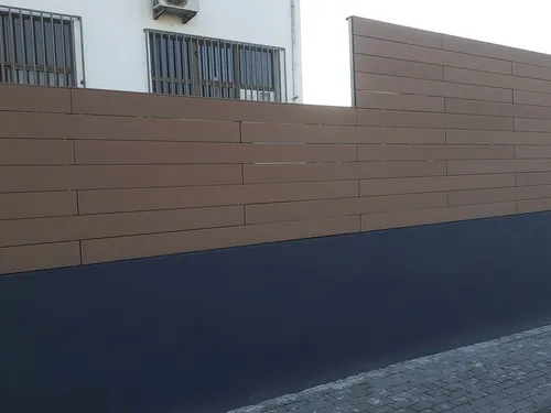 Vedação CFENCE® cor Redwood sobre um muro