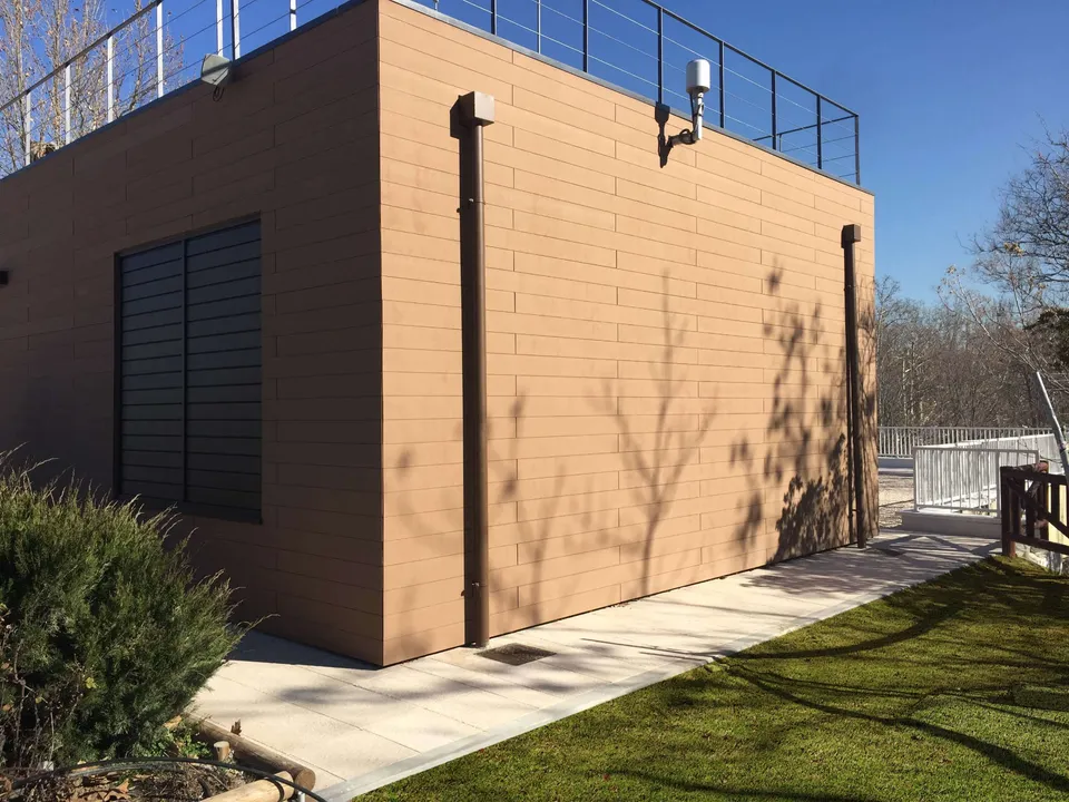 CWALL® façade cladding in Redwood: building with a rooftop terrace