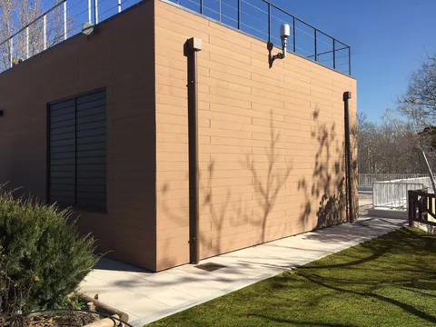Bardage de façade composite CWALL®, coloris Bois Rouge