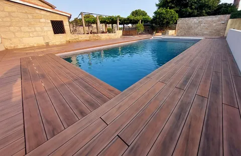 Terrasse composite CDECK — Tour de piscine, coloris American Walnut