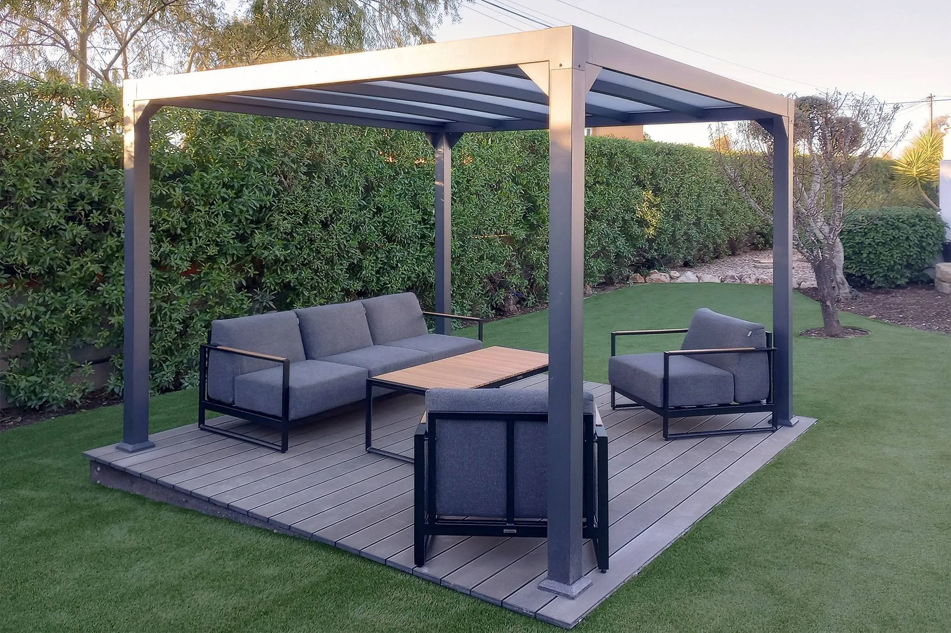 Terrasse composite CDECK sous une pergola, coloris Negro
