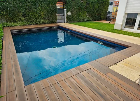 Terrasse composite CDECK — Tour de piscine, coloris American Walnut