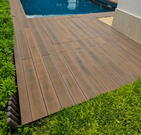 Terrasse composite CDECK — Tour de piscine, coloris American Walnut