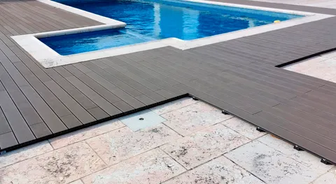 Terrasse composite CDECK — Tour de piscine, coloris Chocolat