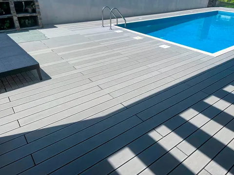 Terrasse composite CDECK — Tour de piscine, coloris Gris