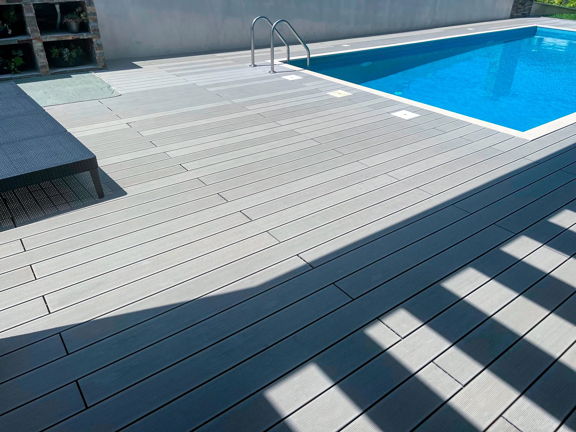 Tarima composite CDECK junto a una piscina, color Cinza