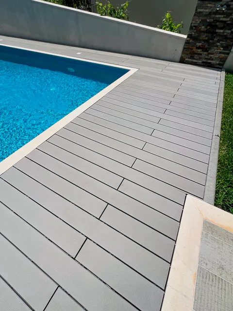 Terrasse composite CDECK — Tour de piscine, coloris Gris