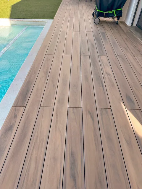 Terrasse composite CDECK — Tour de piscine, coloris Natural Beech