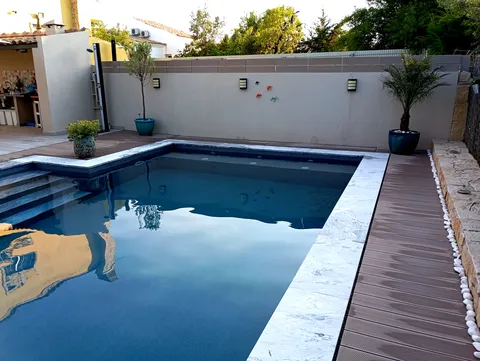 Terrasse composite CDECK — Tour de piscine, coloris Bois Rouge