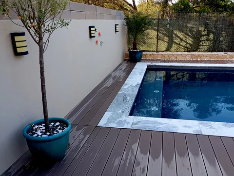 Terrasse composite CDECK — Tour de piscine, coloris Bois Rouge