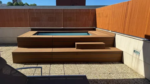 Terrasse composite CDECK — Tour de piscine, coloris Bois Rouge