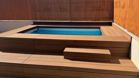 Terrasse composite CDECK — Tour de piscine, coloris Bois Rouge