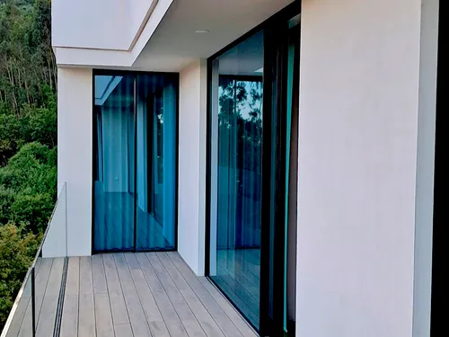 Varanda com guarda em vidro e deck compósito CDECK WUUDE® cor Natural Beech