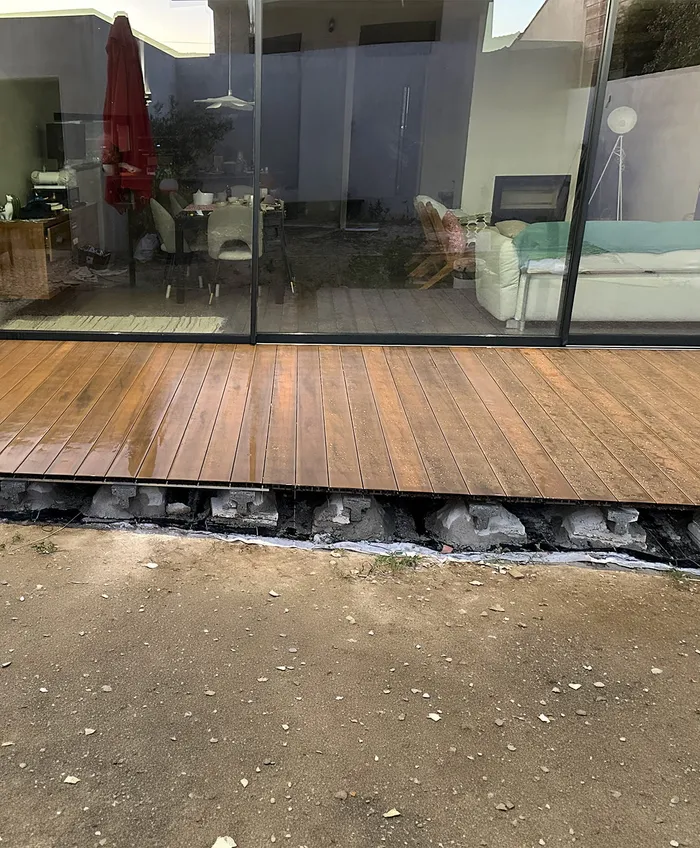 Terrasse en CDECK WUUDE® American Walnut fraîchement posée, vue au niveau du sol.