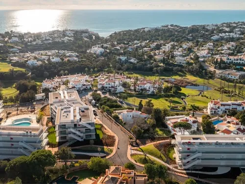 Vue aérienne du complexe Nomad Bay à Carvoeiro, face à l'océan au coucher du soleil.