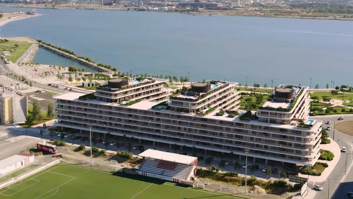 Vue aérienne du complexe Nooba et de ses toits-terrasses face à l'estuaire du Tage, à Barreiro.