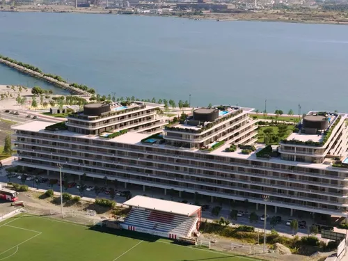 Vue aérienne du complexe Nooba et de ses toits-terrasses face à l'estuaire du Tage, à Barreiro.