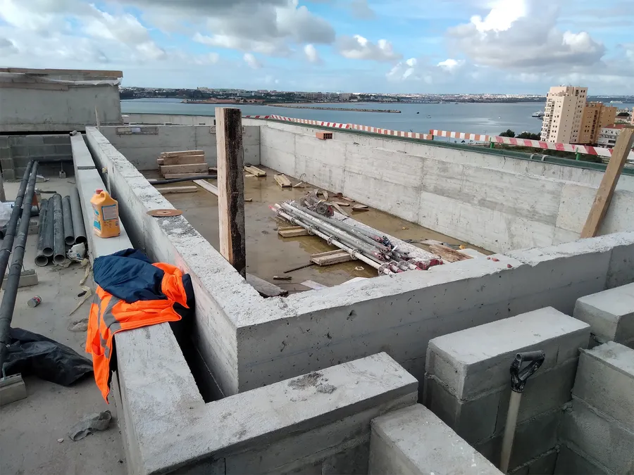 Toiture en béton brut avant la pose du revêtement, vue sur l'estuaire et la ville en arrière-plan.