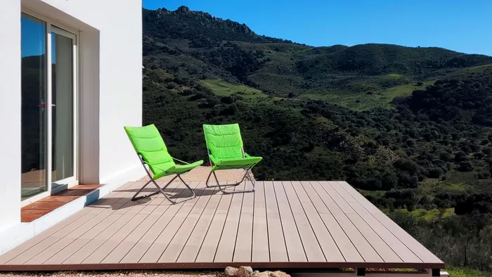 Terrasse suspendue en CDECK Original® Beige Rose, vue panoramique sur les montagnes de Montecorto.