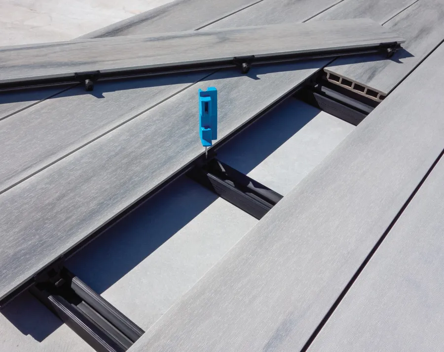 Gros plan sur le clip Quick-Fix® bleu, le rail aluminium et la lame composite alvéolaire