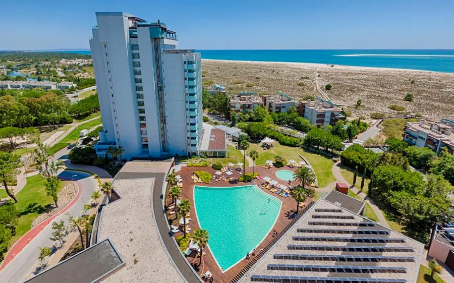 Vue aérienne de l'hôtel face à l'océan, tour et piscine avant les travaux de terrasse.