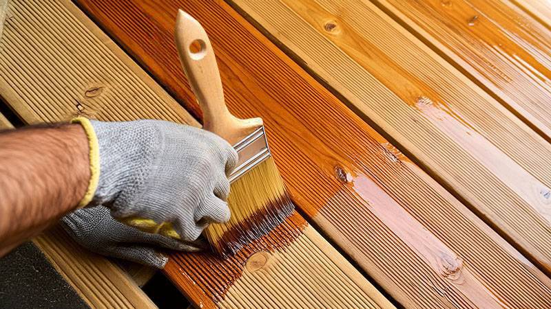 deck-de-madeira-manutenção-com-verniz