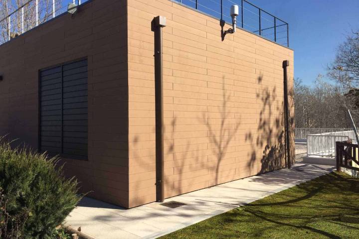 Revestimento de fachada em compósito CWALL na cor Redwood