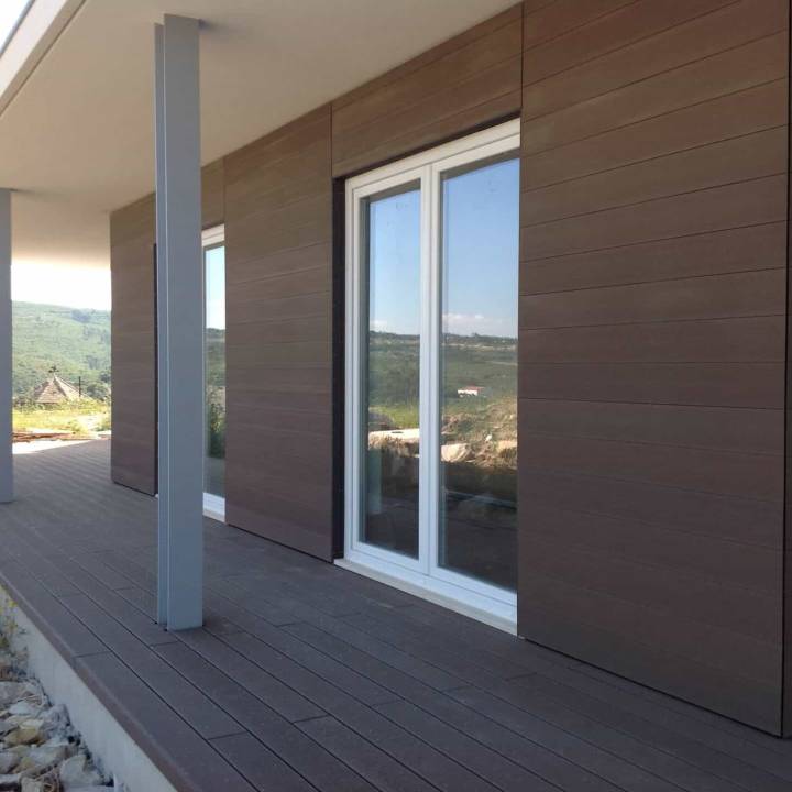 Fachada composite CWALL en color chocolate en vivienda 