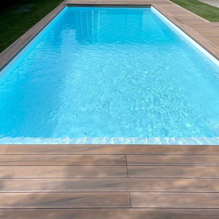 Tarima composite CDECK WUUDE en color soft oak en zona de piscina