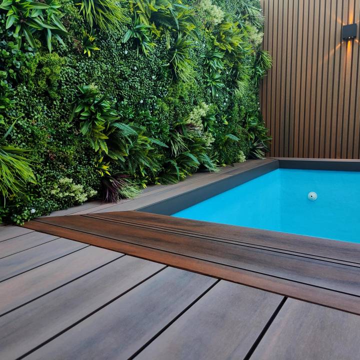 Deck compósito CDECK WUUDE na cor american walnut em área de piscina 