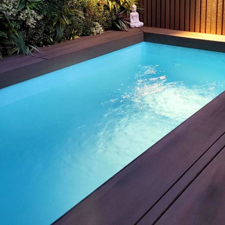 Deck compósito CDECK WUUDE na cor american walnut em área de piscina 