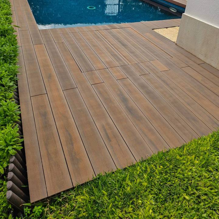Deck compósito CDECK WUUDE na cor american walnut em zona de piscina residencial