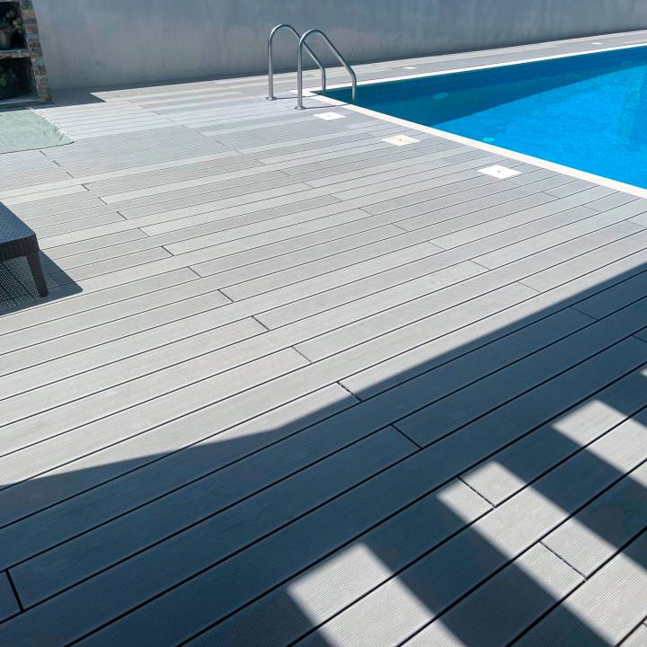 Deck compósito CDECK na cor cinza instalado em zona de piscina