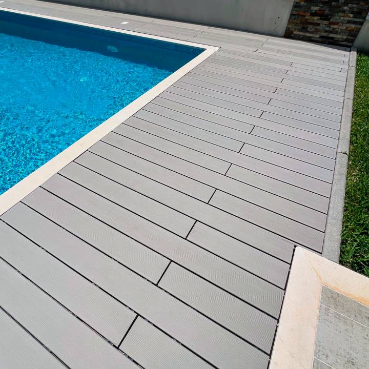 Deck compósito CDECK na cor cinza instalado em zona de piscina residencial