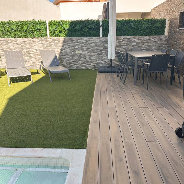 Deck compósito CDECK WUUDE na cor natural beech instalado em área de piscina residencial