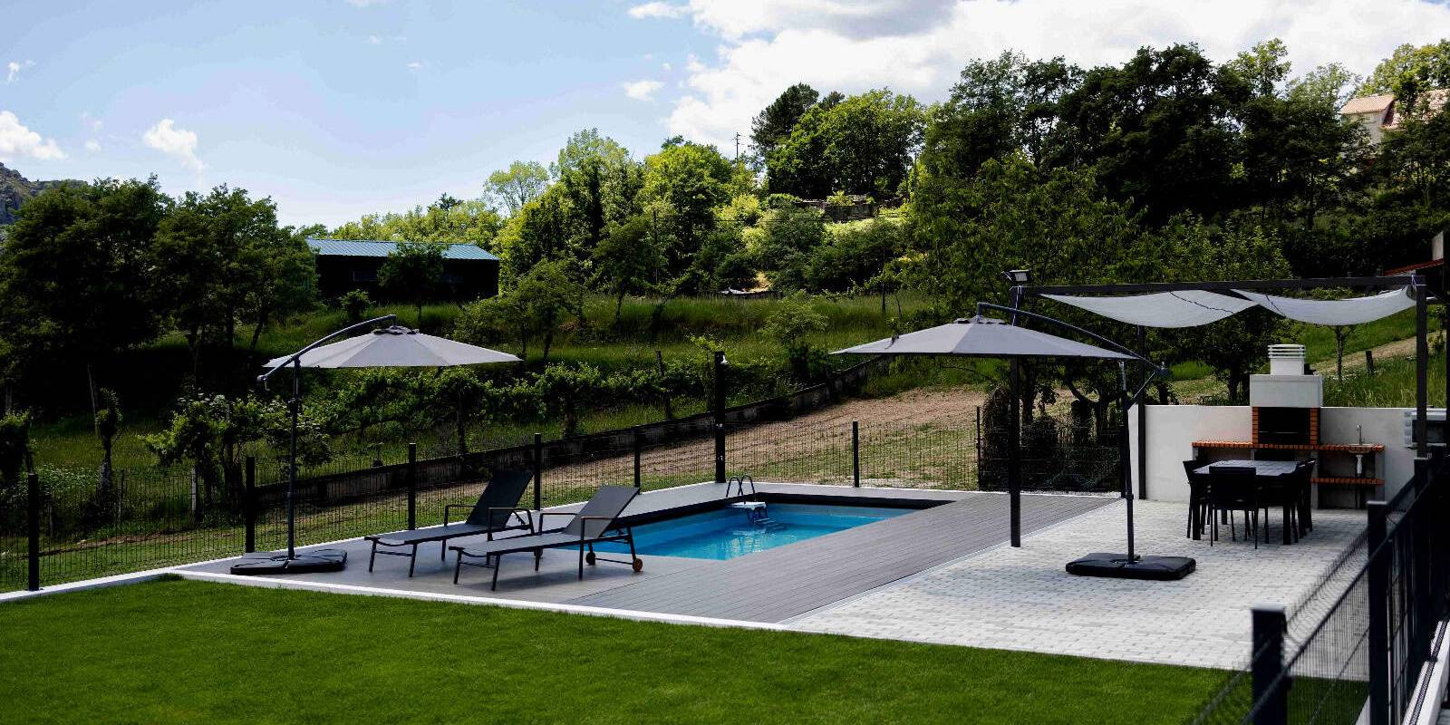 Terrasse composite CDECK de couleur noire installée dans une zone de piscine