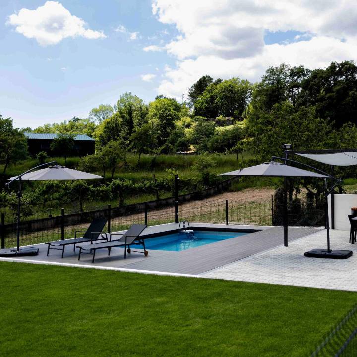 Deck compósito CDECK, na cor negro instalado em área de piscina