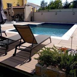 Deck compósito CDECK, na cor redwood em área de piscina