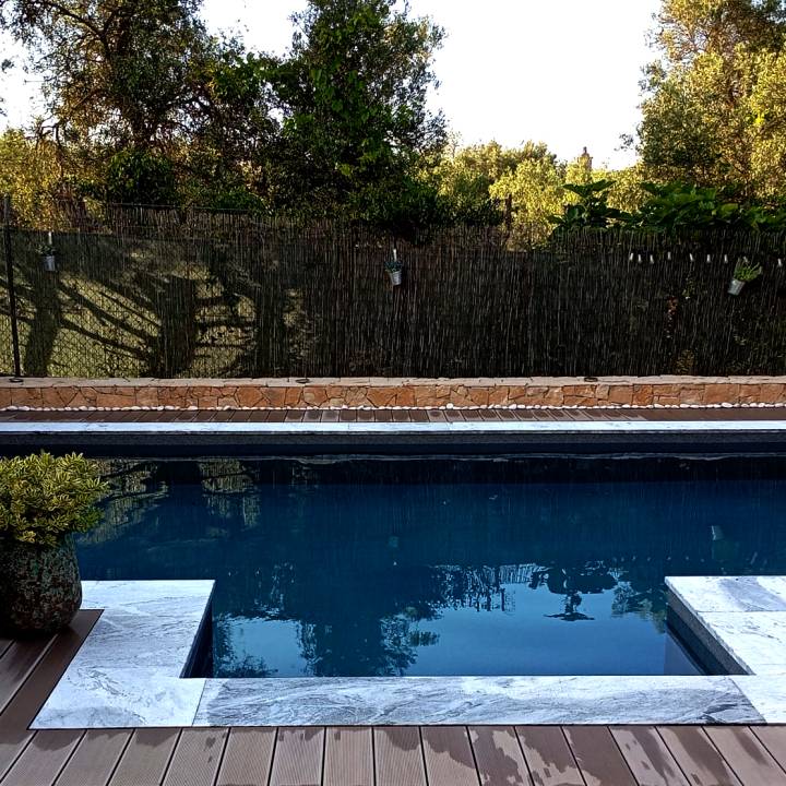 Deck compósito CDECK, na cor redwood em área de piscina