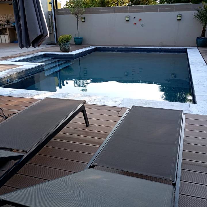 Deck compósito CDECK, na cor redwood em área de piscina