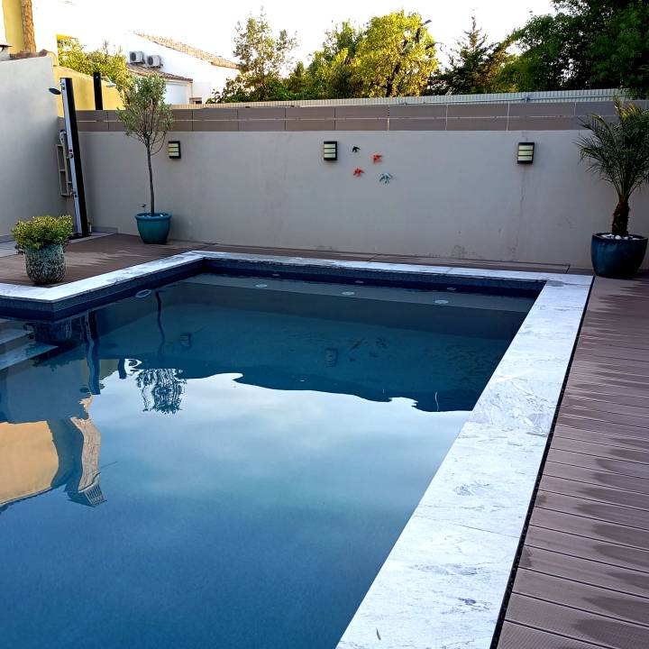 Deck compósito CDECK, na cor redwood em área de piscina