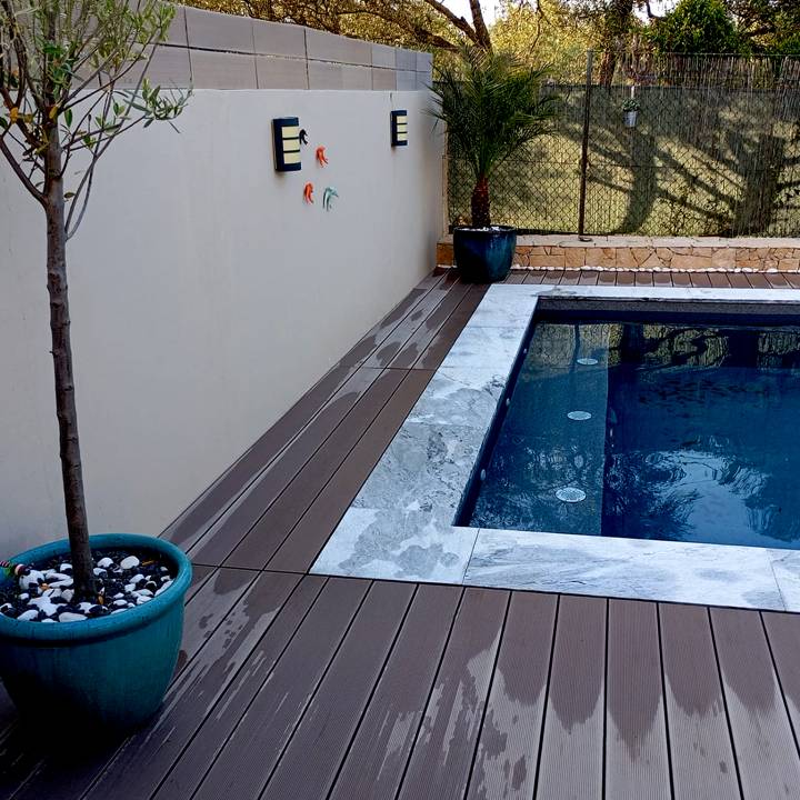 Deck compósito CDECK, na cor redwood em área de piscina